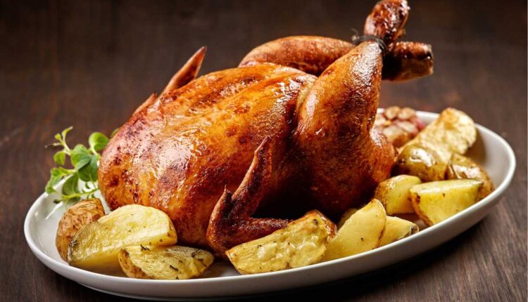 Esse frango assado simples fica suculento e dourado