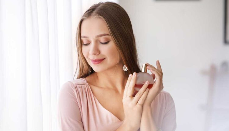 O segredo para fazer o perfume durar mais na pele