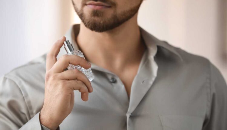 Essa colônia masculina tem fixação potente e não pesa no bolso